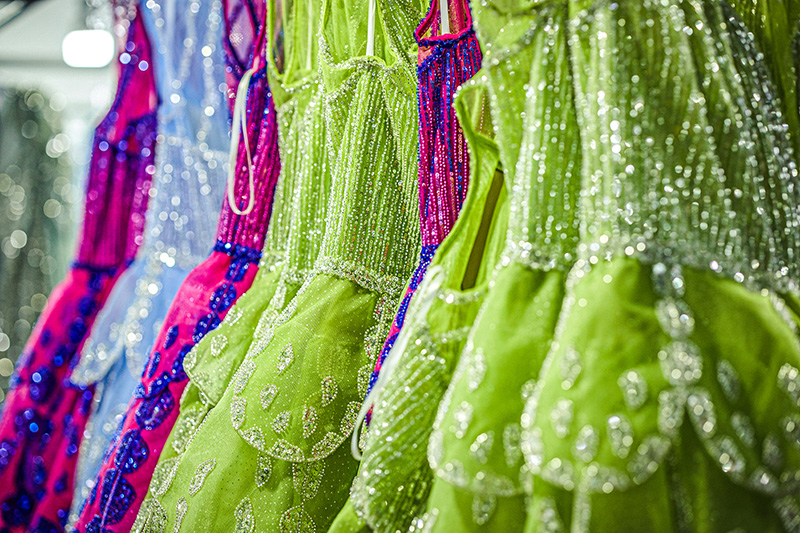 Estilista desenhando um conceito de vestido