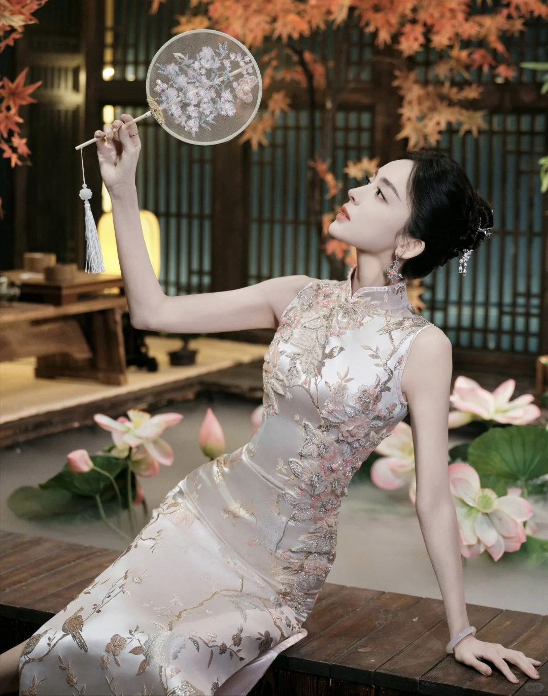 Qipao chinês vinho com detalhes bordados