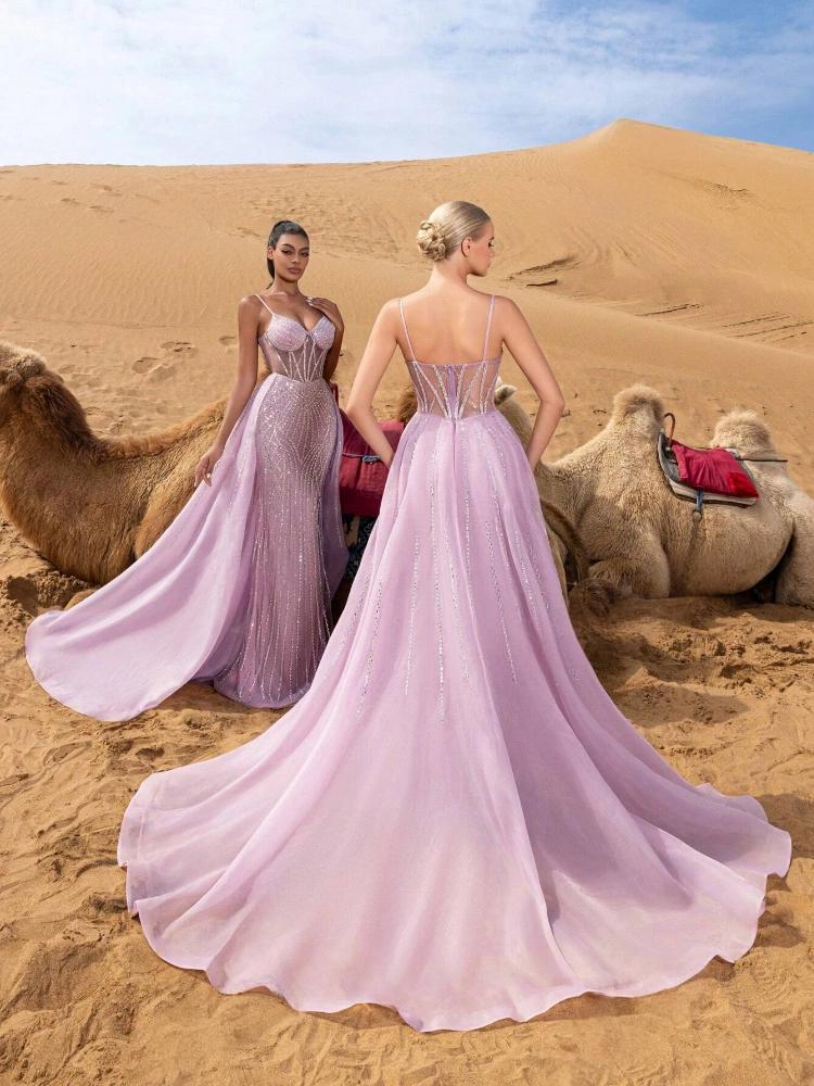 Vestidos de gala rosa-claro fotografados em cenário de deserto