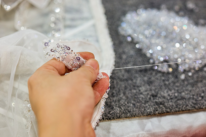 Corpo de vestido de alta-costura com alfineteira durante o trabalho de pedraria