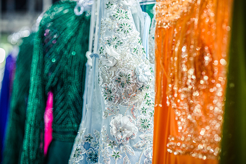 Varão com vestidos coloridos com aplicações